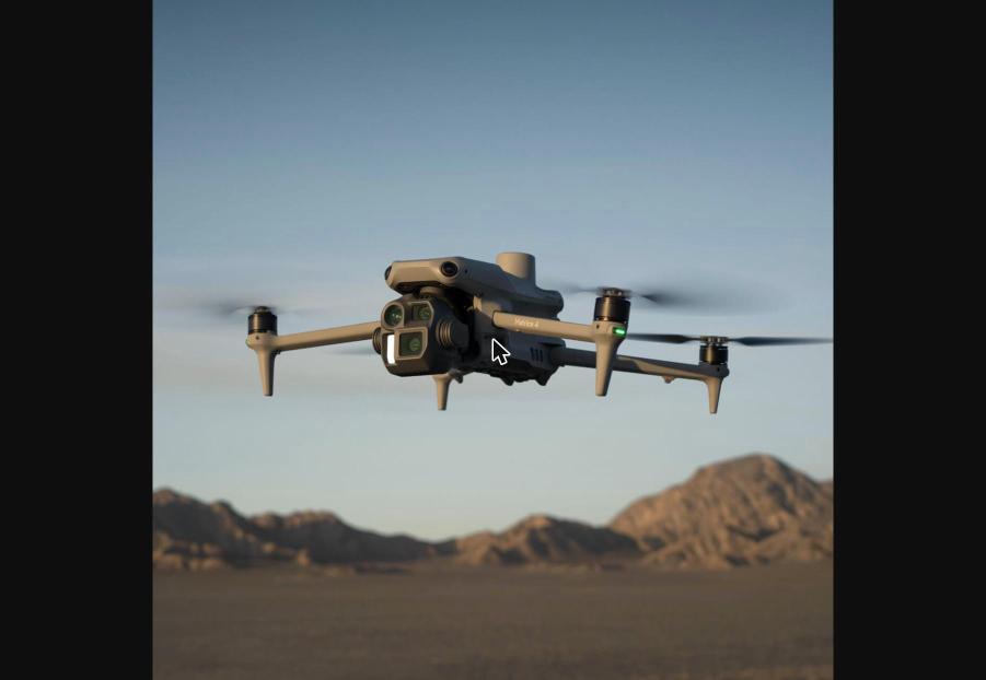 DJI Matrice 4E en vol - environnement désertique